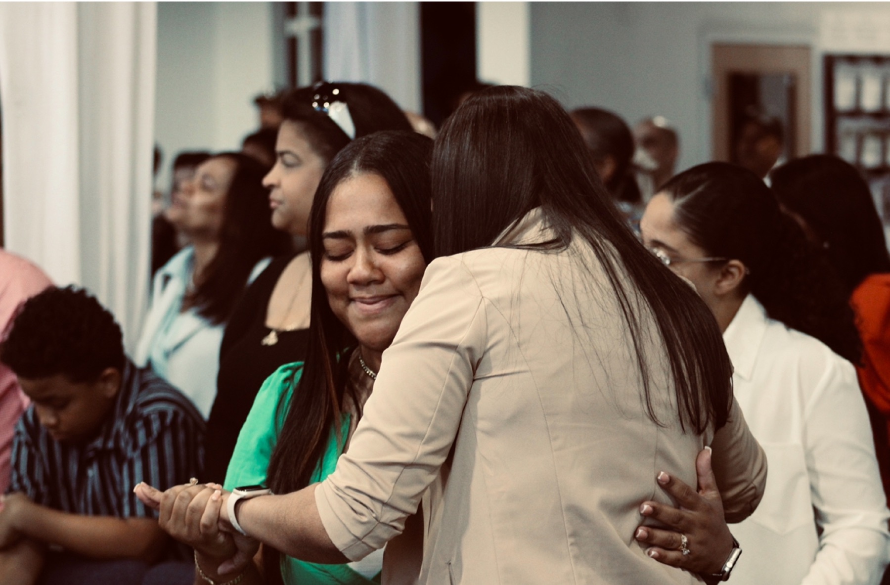 Miembros de Templo de Adoracion compartiendo en comunidad