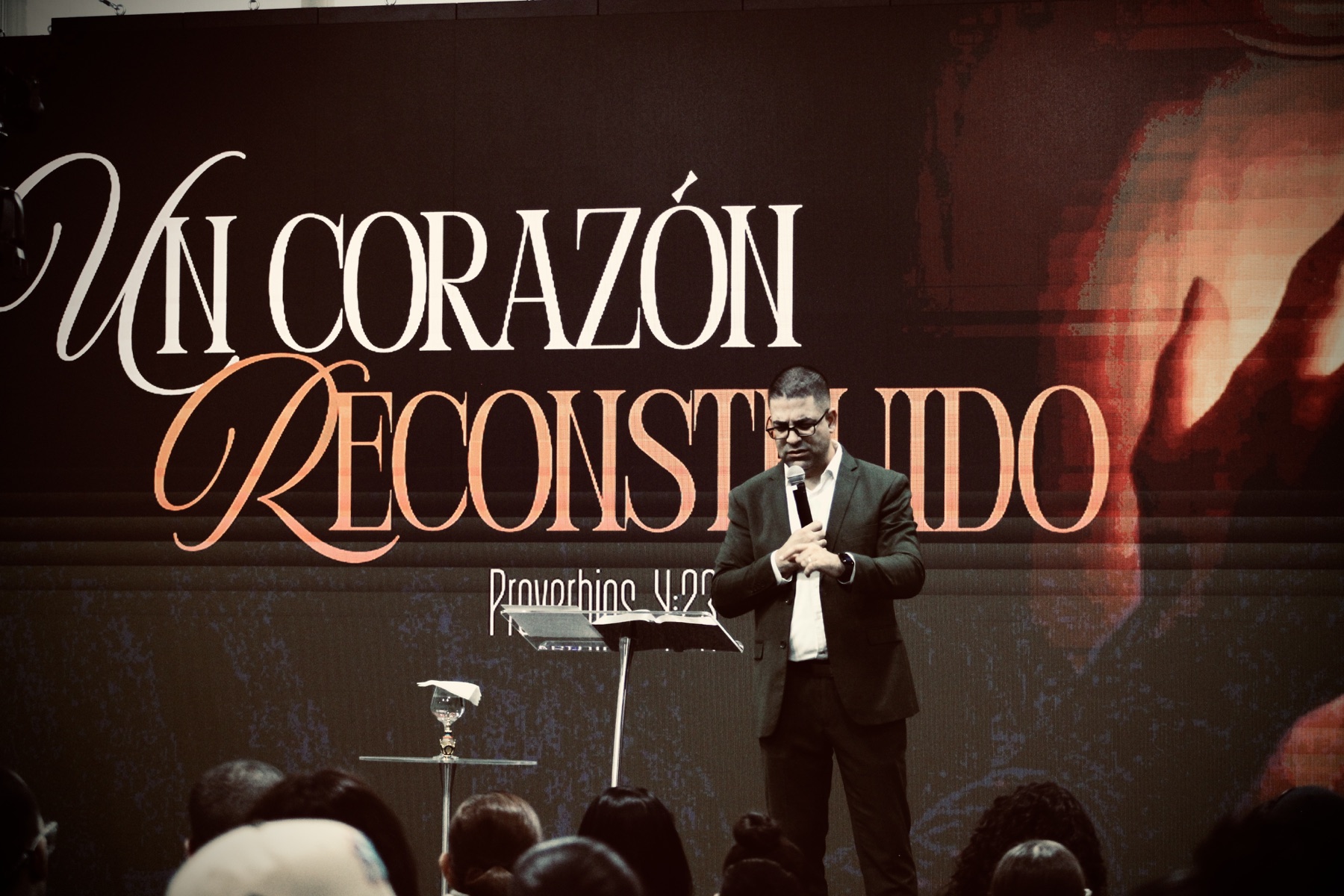 Pastor compartiendo la Palabra en Templo de Adoracion